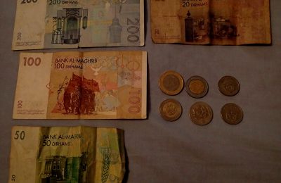 تراجع الدرهم أمام اليورو والدولار رغم ارتفاع تحويلات مغاربة العالم